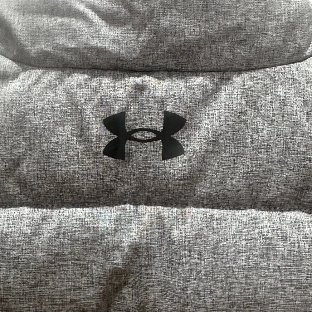 Under Armour ColdGear Puffer Vest Gray Youth Medium YMD Loose Fit with Pockets - Picture 4 of 11